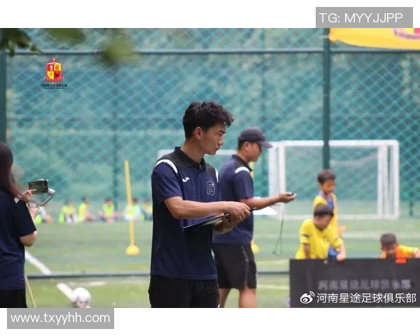 足球明星试训视频揭秘他们的训练技巧与比赛潜力的真实表现